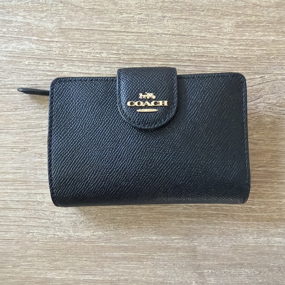 Coach women's Medium Corner Zip Wallet Crossgrain leather EUC